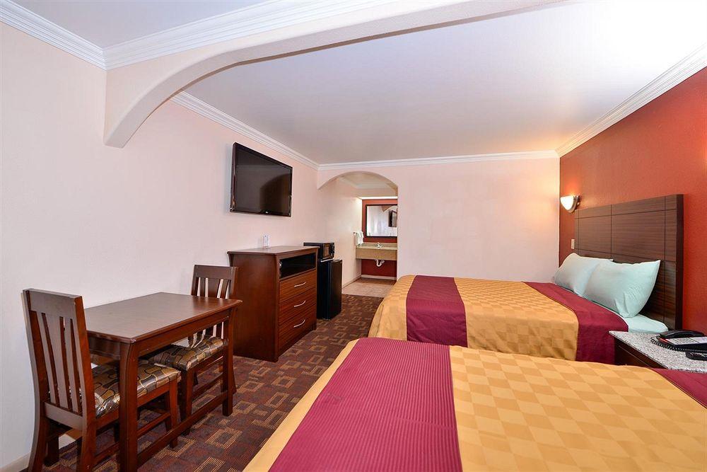 Americas Best Value Inn Houston Heights At I-45 מראה חיצוני תמונה