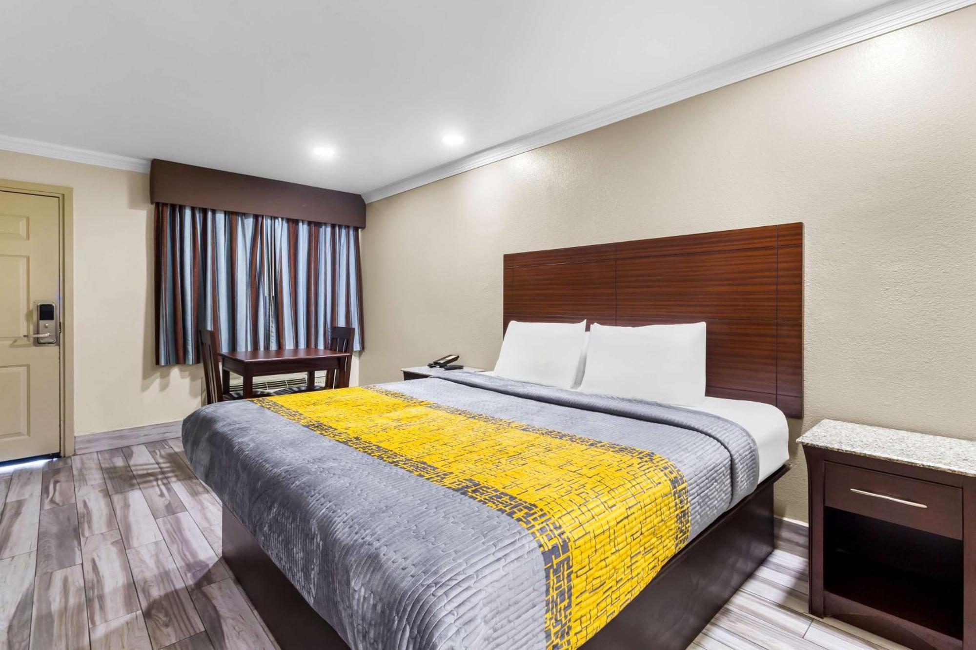 Americas Best Value Inn Houston Heights At I-45 מראה חיצוני תמונה